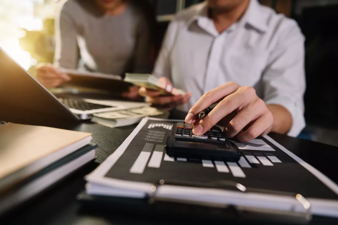 wo-colleagues-discussing-data-background-morning-lightxa